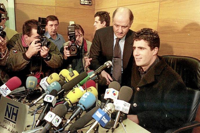 Indurain, anunciando su retirada en el hotel Ciudad de Pamplona.