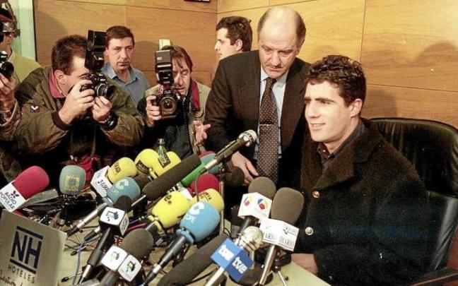 Indurain, anunciando su retirada en el hotel Ciudad de Pamplona. Indurain, anunciando su retirada en el hotel Ciudad de Pamplona.