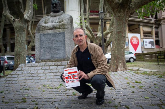 Miguel Izu posa junto a la estatua de Ernest Hemingway.