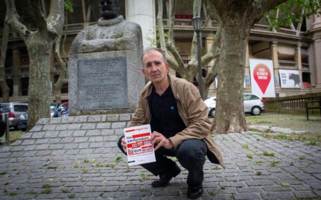 Miguel Izu posa junto a la estatua de Ernest Hemingway.