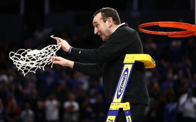 Mike Krzyzewski corta la red de la canasta tras certificar su clasificación para la Final Four.