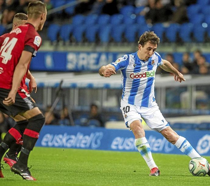 Oyarzabal ensaya el centro durante el partido que la Real ganó al Mallorca (3-0) en enero de 2020. Foto: R. Plaza