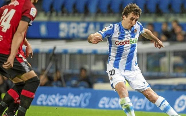 Oyarzabal ensaya el centro durante el partido que la Real ganó al Mallorca (3-0) en enero de 2020. Foto: R. Plaza