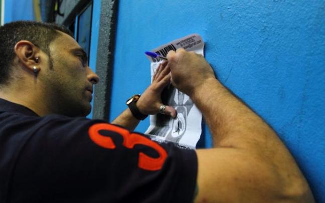 Mikel Goñi firma un autógrafo.