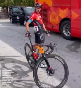 El vídeo viral de Mikel Landa 'toreando' con su bici