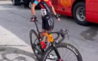 El vídeo viral de Mikel Landa 'toreando' con su bici