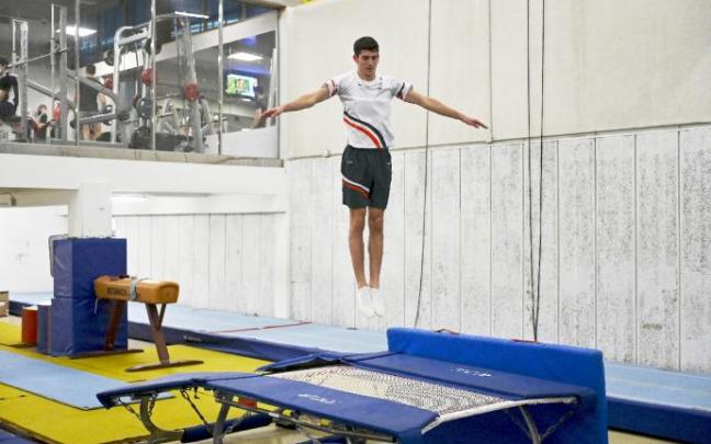 Mikel Mardones, en un entrenamiento sobre la colchoneta