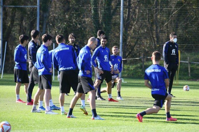 Mikel Merino, junto a varios compañeros durante un entrenamiento.