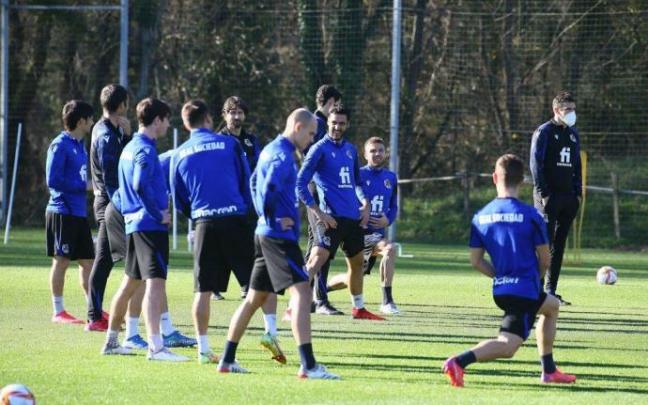 Mikel Merino, junto a varios compañeros durante un entrenamiento.