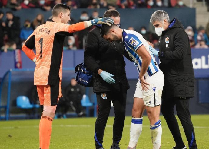 Mikel Merino se retira del campo ante el meta Sergio Herrera, atendido por el doctor Javier Barrera y por Imanol Soroa.