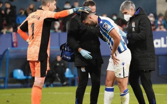 Mikel Merino se retira del campo ante el meta Sergio Herrera, atendido por el doctor Javier Barrera y por Imanol Soroa.