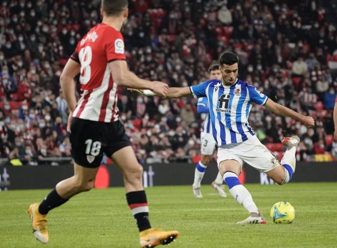 Mikel Merino ensaya el disparo durante el derbi de San Mamés.