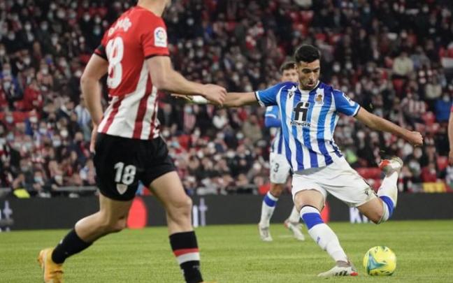 Mikel Merino ensaya el disparo durante el derbi de San Mamés.