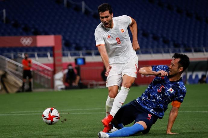 El navarro Mikel Merino trata de disparar a puerta ante el defensa japonés Maya Yoshida. El árbitro pitó penalti, pero el VAR lo desestimó.