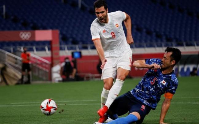 El navarro Mikel Merino trata de disparar a puerta ante el defensa japonés Maya Yoshida. El árbitro pitó penalti, pero el VAR lo desestimó. El navarro Mikel Merino trata de disparar a puerta ante el defensa japonés Maya Yoshida. El árbitro pitó penalti, pero el VAR lo desestimó.