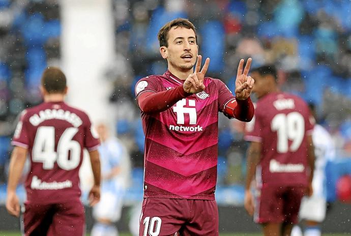 Oyarzabal hace el gesto del 22 con los dedos de sus dos manos en referencia al dorsal de Barrenetxea, a quien dedicó su primer gol marcado al Leganés el miércoles. Foto: Efe