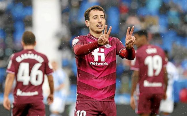 Oyarzabal hace el gesto del 22 con los dedos de sus dos manos en referencia al dorsal de Barrenetxea, a quien dedicó su primer gol marcado al Leganés el miércoles. Foto: Efe