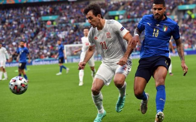 Mikel Oyarzabal, durante un partido con la selección española.
