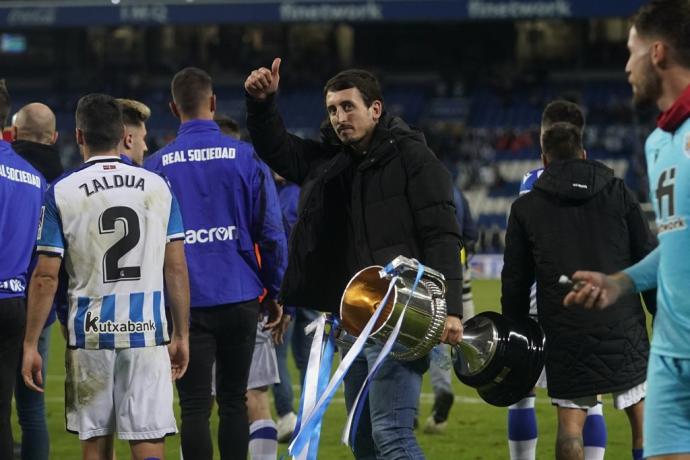 Mikel Oyarzabal, con la Copa del Rey este sábado en Anoeta.