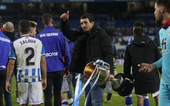 Mikel Oyarzabal, con la Copa del Rey este sábado en Anoeta. Mikel Oyarzabal, con la Copa del Rey este sábado en Anoeta.