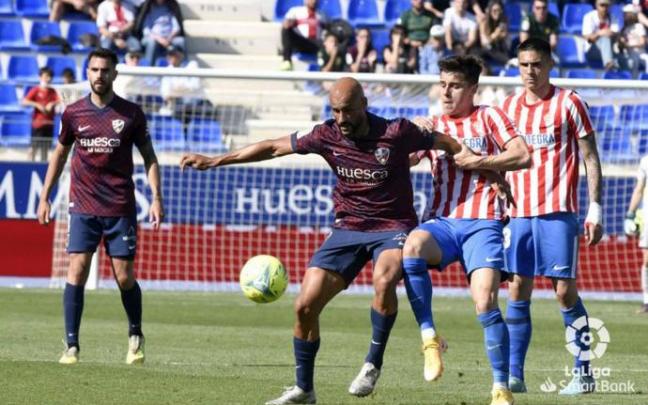 Mikel Rico, en un partido con el Huesca.