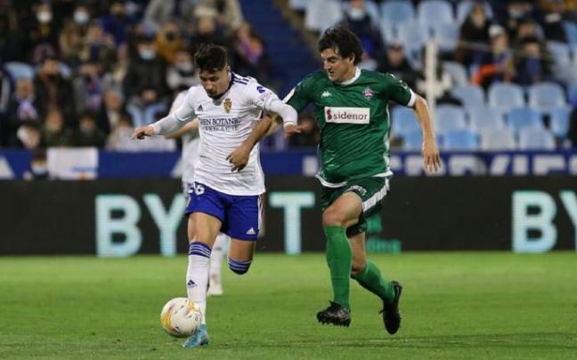 Mikel San José trata de recuperar el balón durante el duelo frente al Zaragoza. to: Mikel San José trata de recuperar el balón durante el duelo frente al Zaragoza. to: