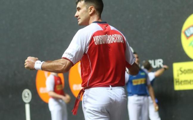 Mikel Urrutikoetxea celebra la victoria ante Peña II-Albisu. Mikel Urrutikoetxea celebra la victoria ante Peña II-Albisu.
