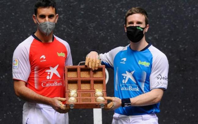 Mikel Urrutikoetxea e Iñaki Artola, en el frontón Bizkaia de Bilbao