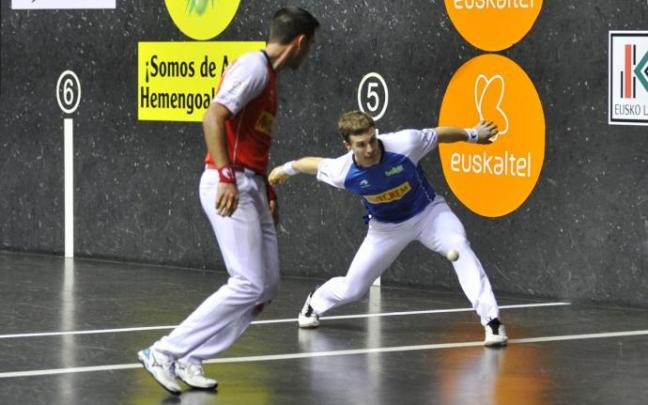 Mikel Urrutikoetxea e Iñaki Artola se miden en el frontón Bizkaia de Bilbao Mikel Urrutikoetxea e Iñaki Artola se miden en el frontón Bizkaia de Bilbao