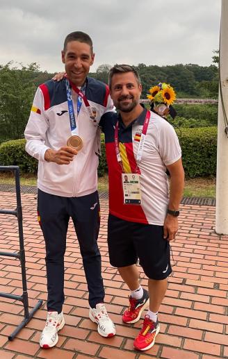 David Valero luce la medalla de bronce junto a Mikel Sabala, su seleccionador.