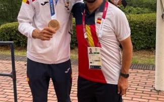 David Valero luce la medalla de bronce junto a Mikel Sabala, su seleccionador.