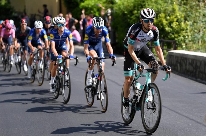 Mikel Nieve, liderando el pelotón en el Giro de Italia.