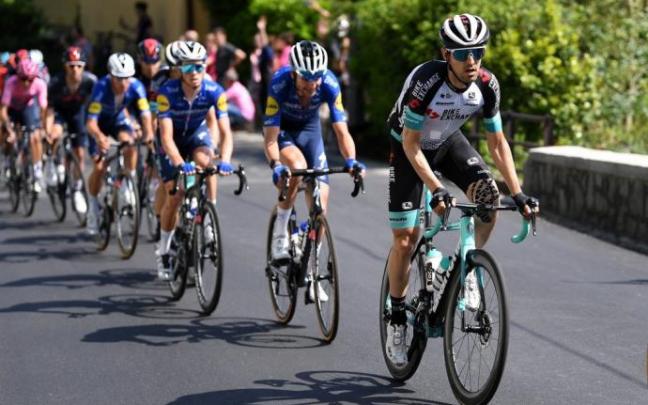 Mikel Nieve, liderando el pelotón en el Giro de Italia. Mikel Nieve, liderando el pelotón en el Giro de Italia.