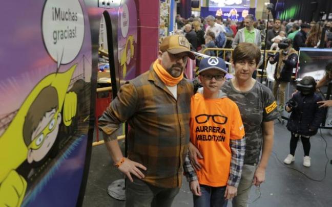Mikelontxon, con sus padres, en un acto para recaudar fondos que le ayudaran en su lucha. Mikelontxon, con sus padres, en un acto para recaudar fondos que le ayudaran en su lucha.
