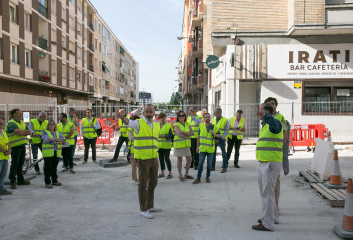 Imagen de la visita de la comisión municipal a la zona en obras