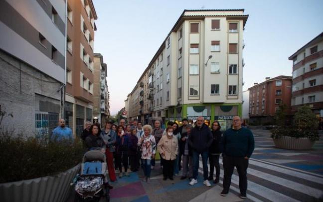 Vecinos y comerciantes de la Milagrosa, ante los números 8 y 10 de la calle Manuel de Falla, que el PEAU prevé derribar. Vecinos y comerciantes de la Milagrosa, ante los números 8 y 10 de la calle Manuel de Falla, que el PEAU prevé derribar.