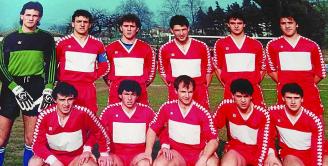 Una formación del equipo de la temporada 1986-87. De pie (izda. a dcha.): Azkune, Higinio, 'Juanjo' Ruiz, Larrañaga, Carlos Martínez e Isusi. Agachados (izda. a dcha.): Raúl Urbina, Néstor, Eguiguren, Astillero y 'Javi' Muro. Foto: Archivo Néstor González