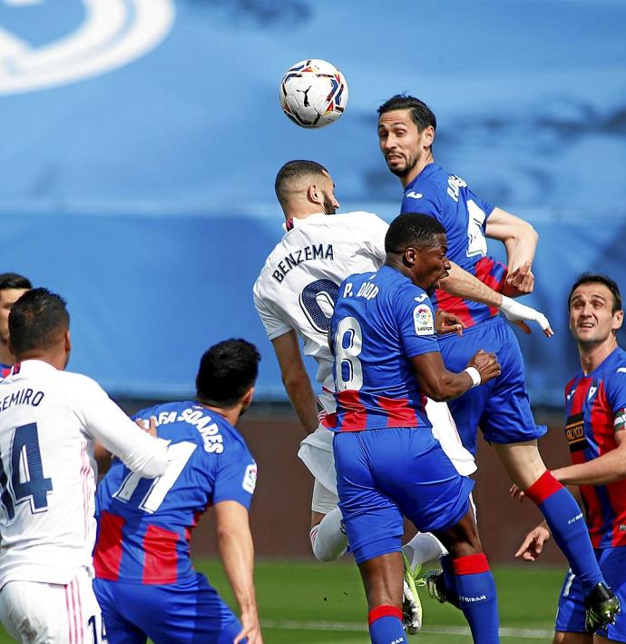 Oliveira despeja un balón ante Benzema durante el partido que el Eibar disputó ayer en Valdebebas. Foto: Efe