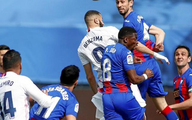 Oliveira despeja un balón ante Benzema durante el partido que el Eibar disputó ayer en Valdebebas. Foto: Efe