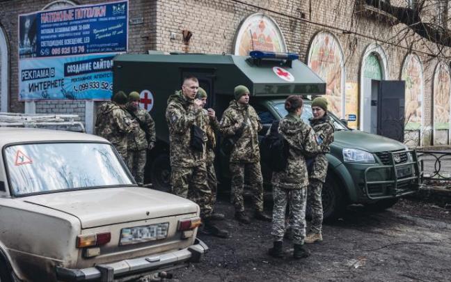 Soldados del ejército ucraniano en Chasiv Yar, Oblast de Donetsk (Ucrania).