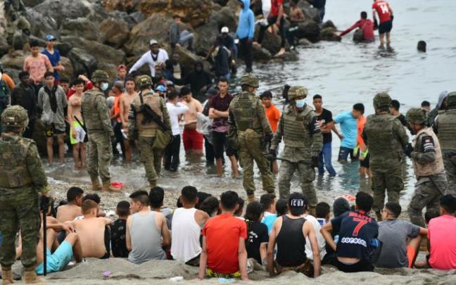 Militares del ejército español vigilan a los migrantes llegados a Ceuta.