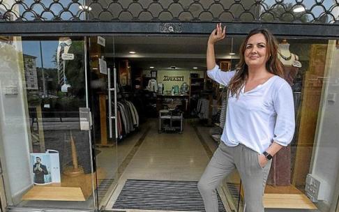 Ixiar Prieto, en la tienda Zugasti, que vende tanto de modo presencial como por la plataforma DSS Market Plaza Ixiar Prieto, en la tienda Zugasti, que vende tanto de modo presencial como por la plataforma DSS Market Plaza