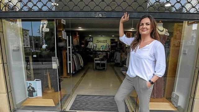 Ixiar Prieto, en la tienda Zugasti, que vende tanto de modo presencial como por la plataforma DSS Market Plaza
