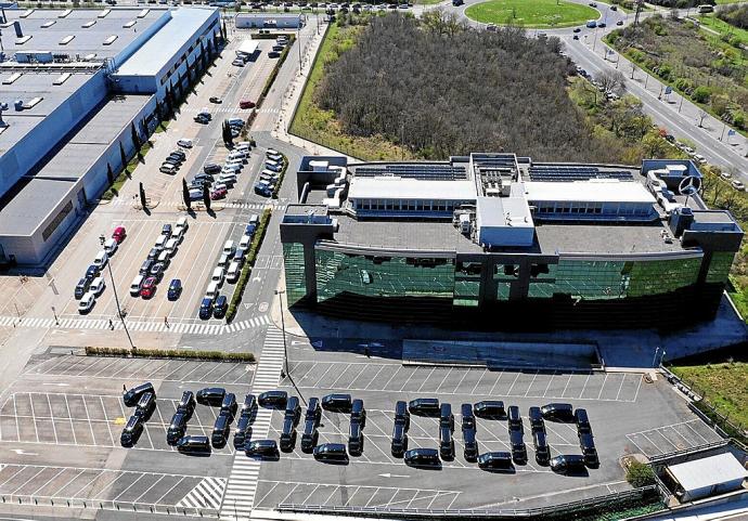 En el parking de las oficinas centrales se formó, con modelos Vito y Clase V, la redonda cifra del millón de unidades producidas. Foto: Cedida