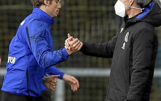 Imanol Alguacil se saluda con Le Normand, en el entrenamiento de ayer. Foto: Javi Colmenero