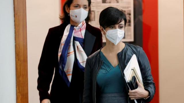 Isabel Rodríguez, en primer plano, con la ministra Reyes Maroto.