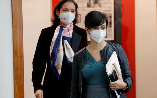 Isabel Rodríguez, en primer plano, con la ministra Reyes Maroto.