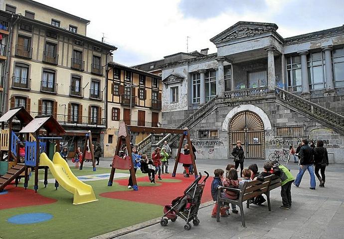 Haurrak Euskal Herria plazako parkean jolasten. Argazkia: M.S.S.