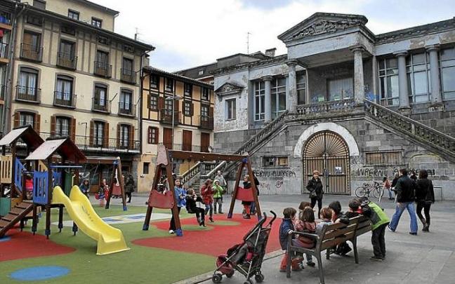 Haurrak Euskal Herria plazako parkean jolasten. Argazkia: M.S.S.