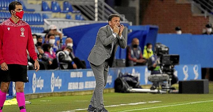 Calleja da instrucciones a sus jugadores en un momento del partido de ayer en Mendizorroza. Foto: Iñigo Foronda